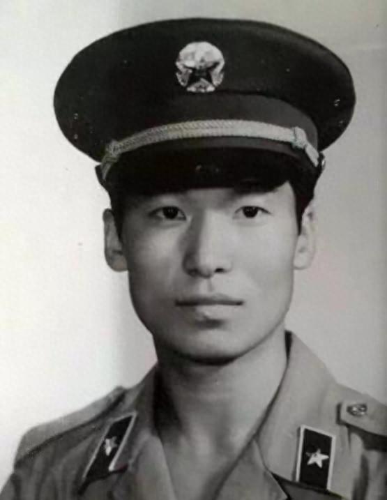 1987年，试飞员徐勇凌的歼6战机失控，惊险跳伞后，他跌入了荒无人烟的大山深处，