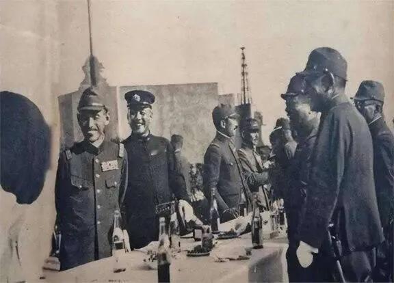1939年， 日军召开宴会， 一个军统特工趁机混入其中，他拿出了一包剧毒，悄悄撒