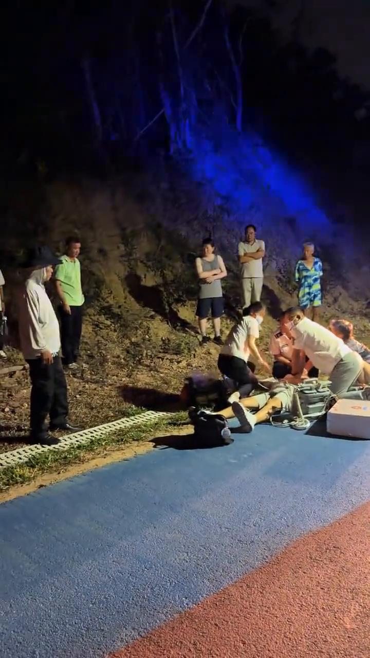 跑步一定要小心，这里倒了一个，已经按了二十多分钟了还没醒，好吓人。按了二十多分钟
