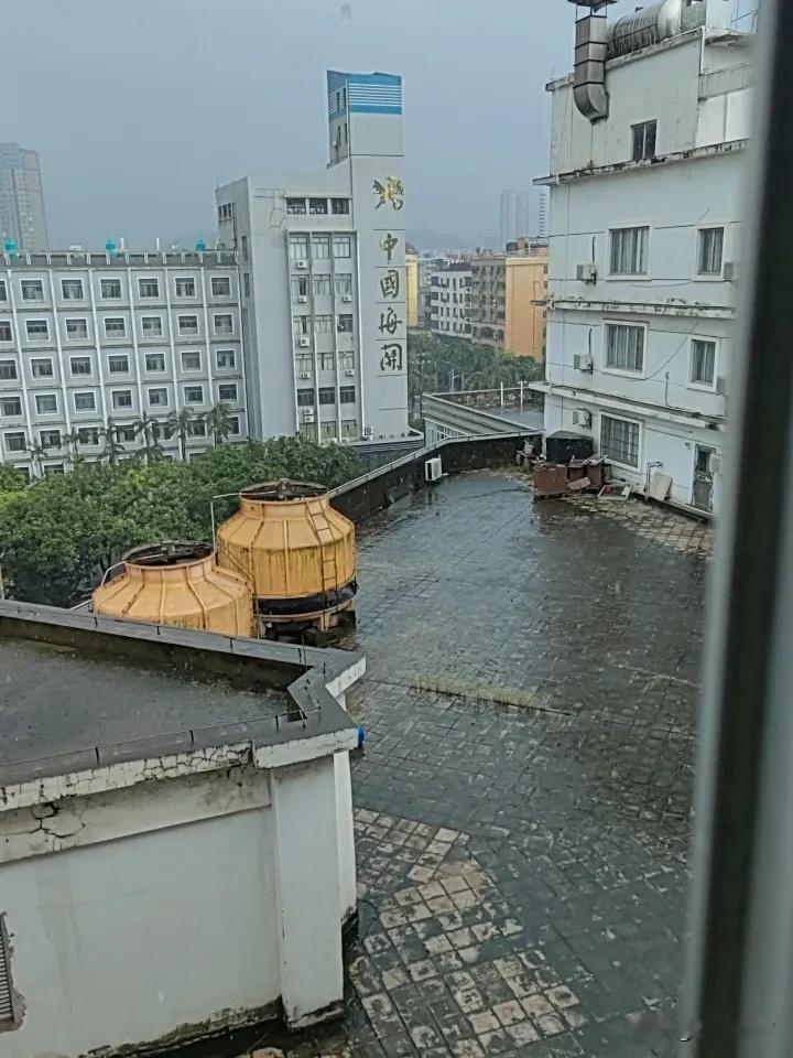 两次来防城港，前后不过一个月，两次都通到大雨。
上一次在路上，差不多到钦州就大雨