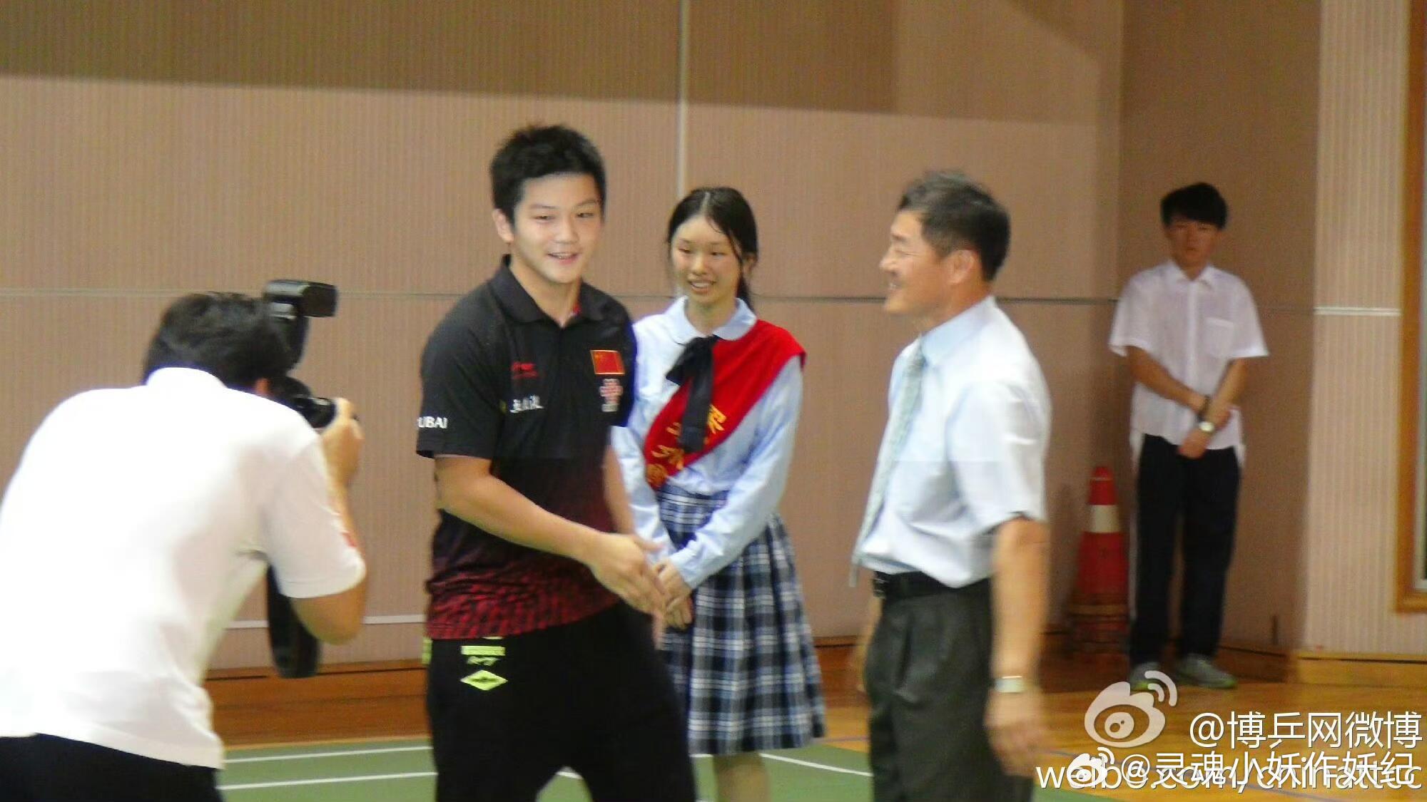 樊振东的头发从小就这么乌黑浓密啊 