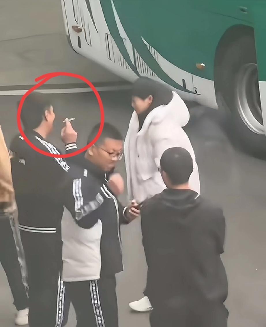 看我发现了啥？摸莎莎头发的人的师傅邱贻可吗？
他右手拿的好像是yan，这东西在球