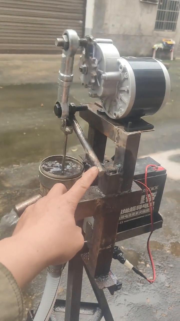 改进后加了定位的摇臂，吊杆就可以直上直下。后面用的是十二伏的电瓶，用了控制器。这