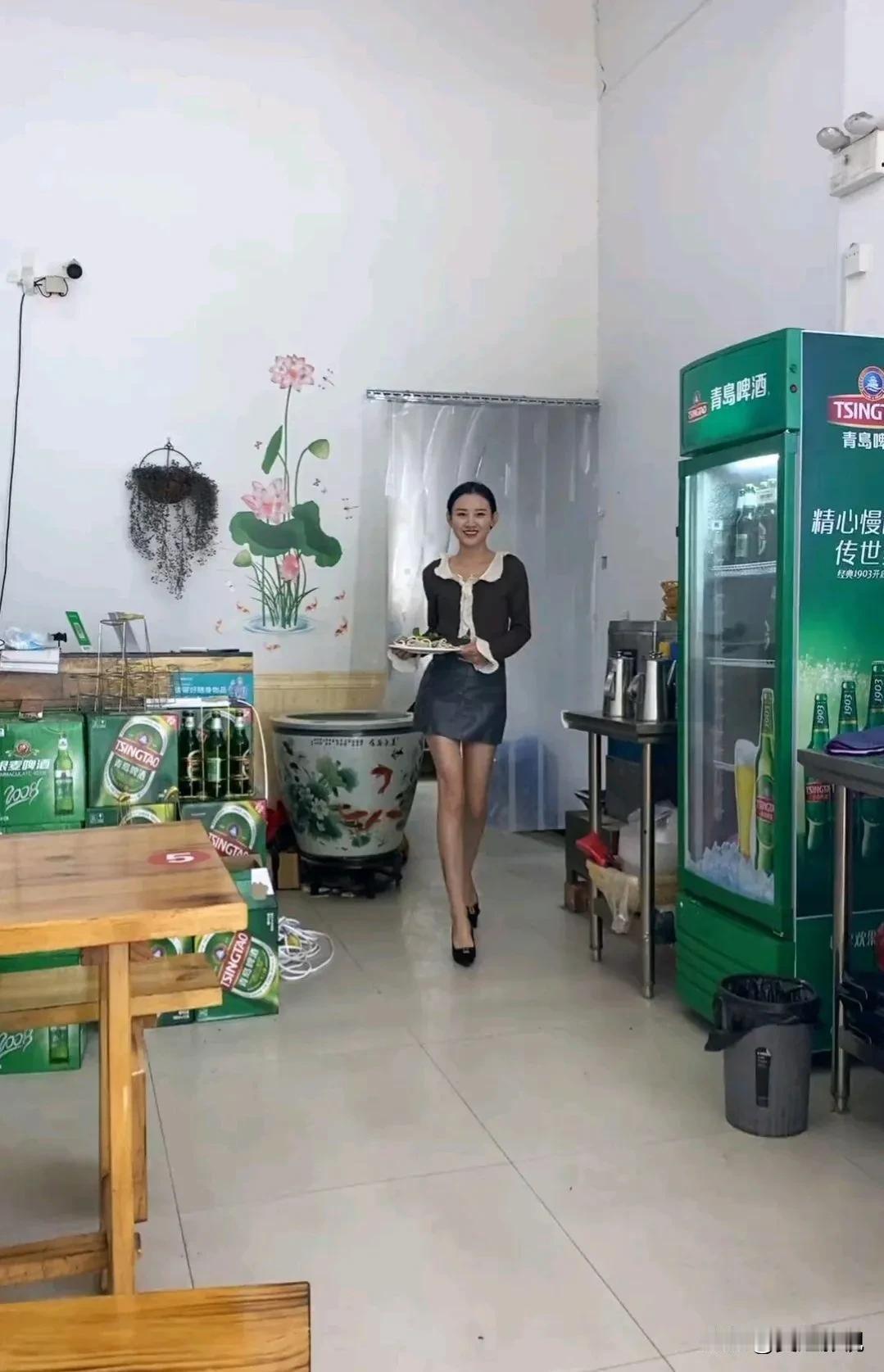 这么难吃的餐馆生意都这么火爆，老板娘颜值太重要了，来吃饭的都是单身男青年