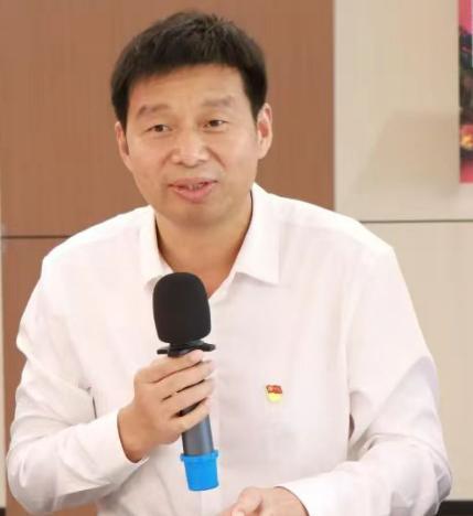 杨克春，安徽淮南人，市政绿化工程师，中级工，现任华保盛服务管理集团有限公司党支部