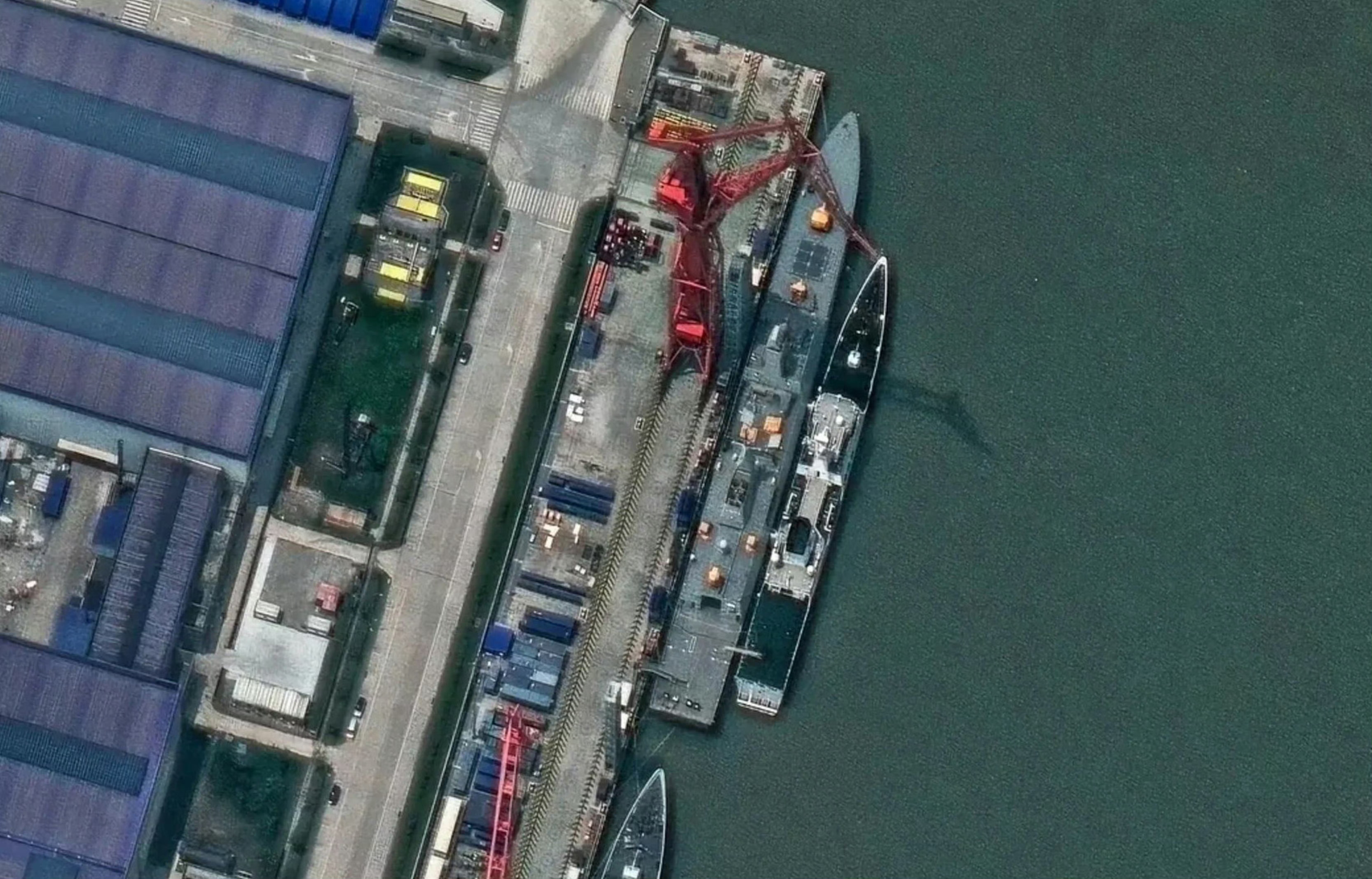 原来的8×4=32个VLS变成8×6=48VLS，怎么还有主桅杆后面的YJ-83