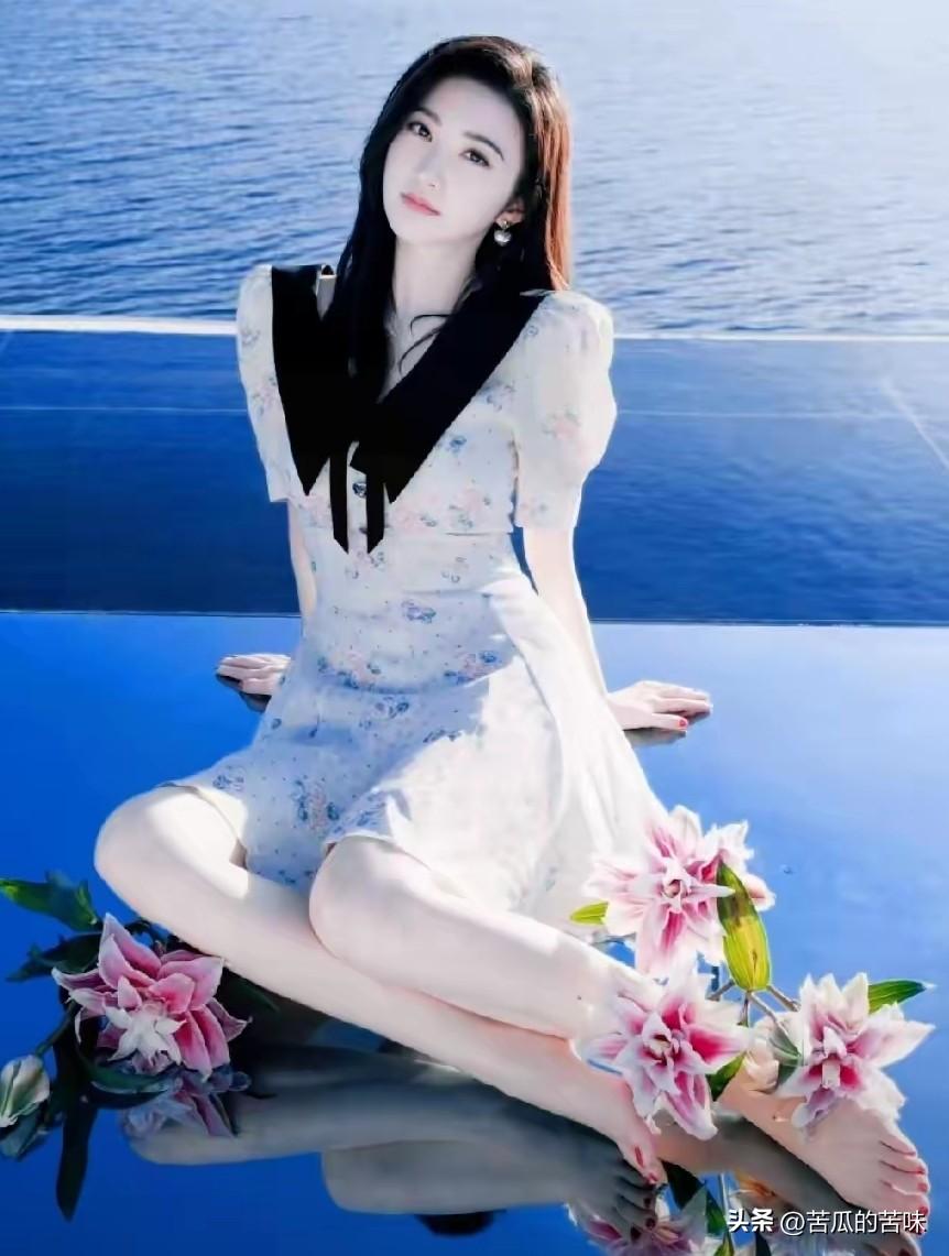 发现了没
景甜有个很明显的特点，倒不是因为她变老了，而是她明明已经38岁了，依旧