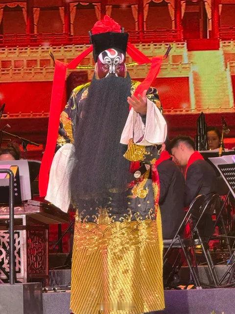 百人剧团贴一半钱只为给十几个人唱戏  只要有老人只要还活着就得唱秦腔 秦腔不仅是