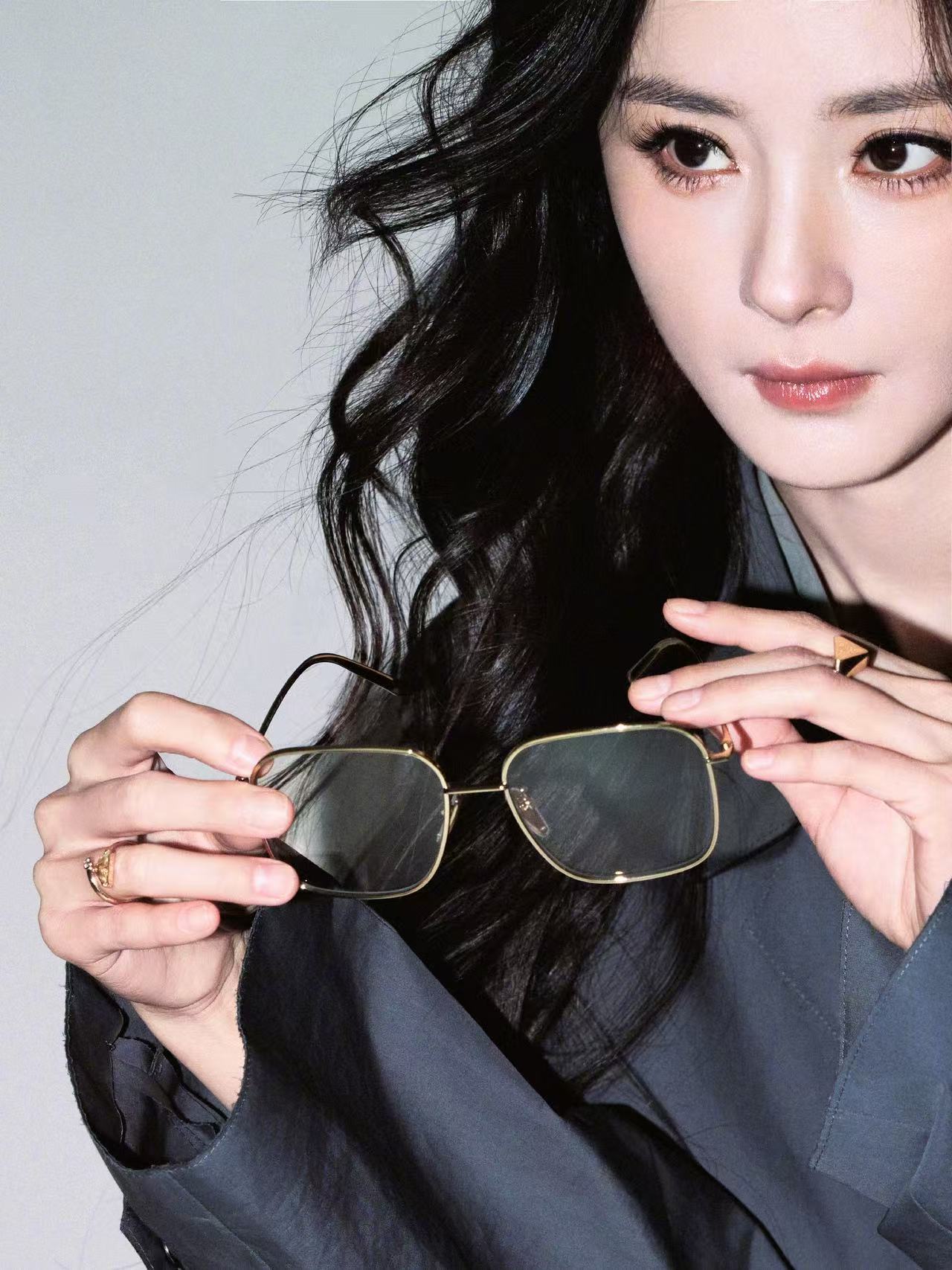 杨幂金丝眼镜look杨幂干练look杨幂干练look，好看，！， 