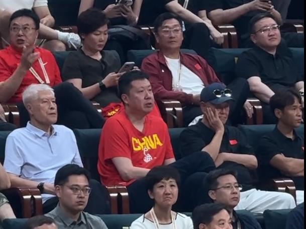 赵本山、宋小宝、王治郅和篮球泰斗蒋兴权一起观看中国男篮和日本队比赛，中国男篮半场