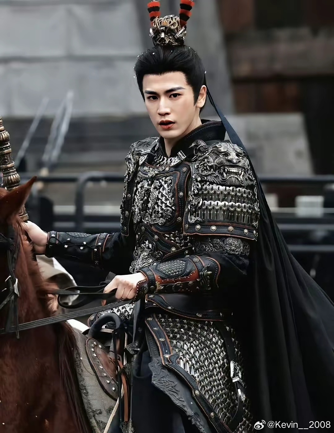 感觉张凌赫的造型一味追求好看，但是这妆造真的拉胯，没有将军的那股英姿飒爽 