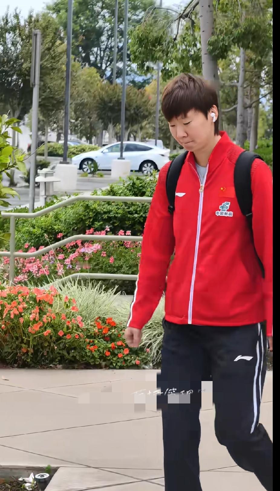 王曼昱上线上班！今天女双冲决赛
 
一身红色队服气场稳稳的，曼昱奔赴赛场上班啦！