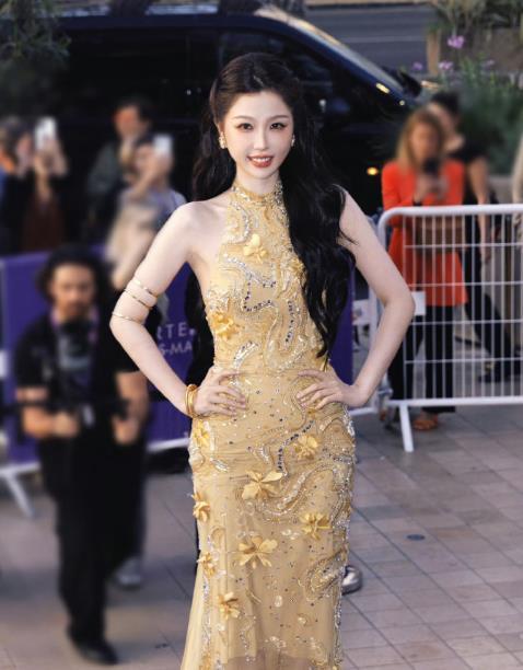 虞书欣戛纳蓝色妖姬造型 虞书欣戛纳第二套造型 95普花虞书欣在戛纳上以两套高定参