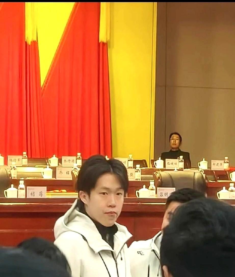 就因为穿了身白西装，销售部的电话快被打爆了。
你说邪乎不邪乎？
年会开完，人没回