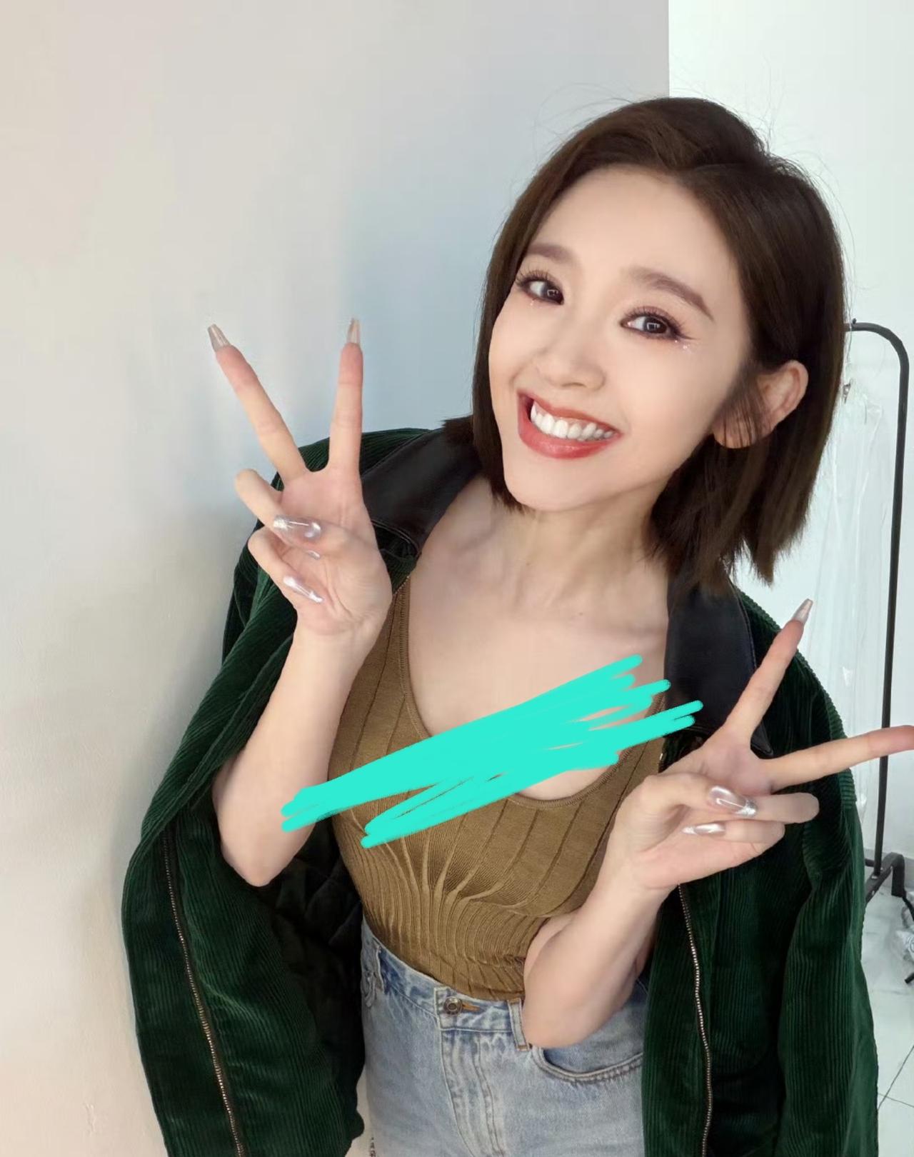 白月光唐艺昕这组自拍，有说法。
 
谁能想到平日里甜滋滋的甜妹，拍照居然这么大胆