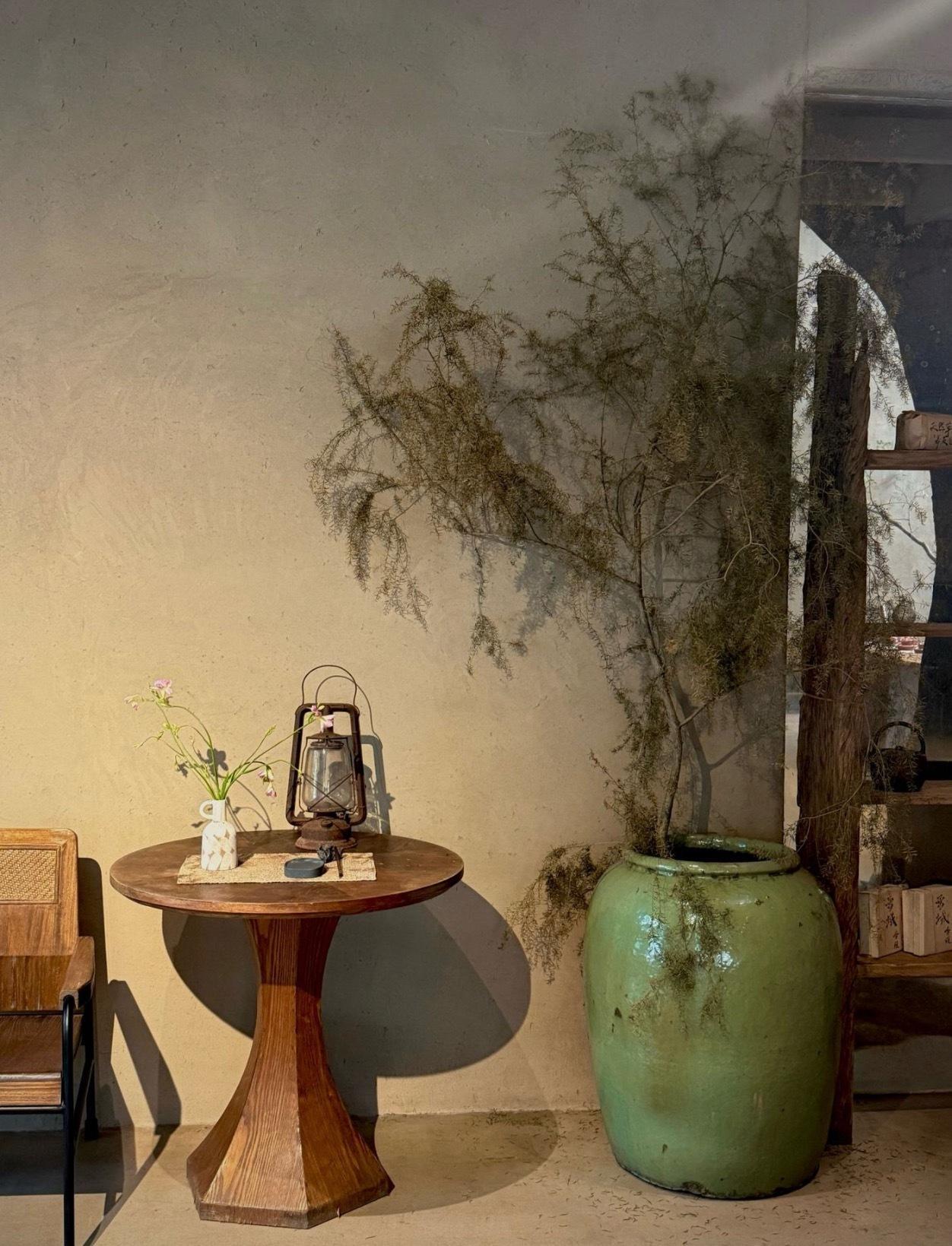 品茶赏器交友  不必远行，无需刻意。一盏茶，就是一个结界。 