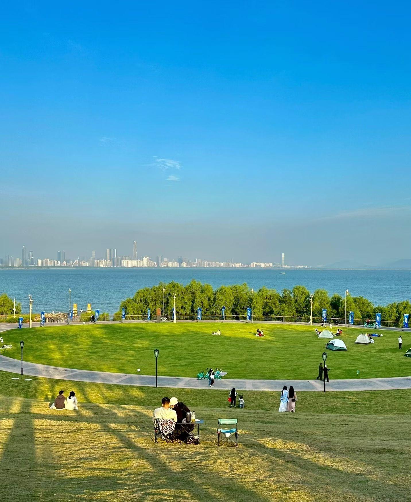 刚刚参加完一场讨论，打开手机看到建设银行和中国石油大涨，就知道今天个股很弱。全球