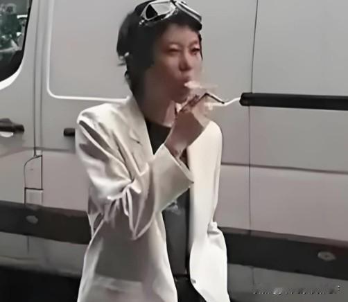 王菲母女三人都抽烟喝酒，近日王菲带窦倩童见友人打招呼她还戴着口罩，还要母亲王菲提