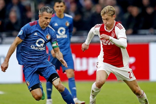 问：你最喜欢的荷兰球员是谁？ 弗兰基·德容：范佩西... 他是一位非常英俊的球员