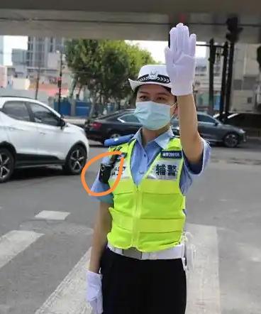 不知道你发现没有，在外单独执勤的辅警，左肩部位基本都挂着一台执法记录仪，这几乎成