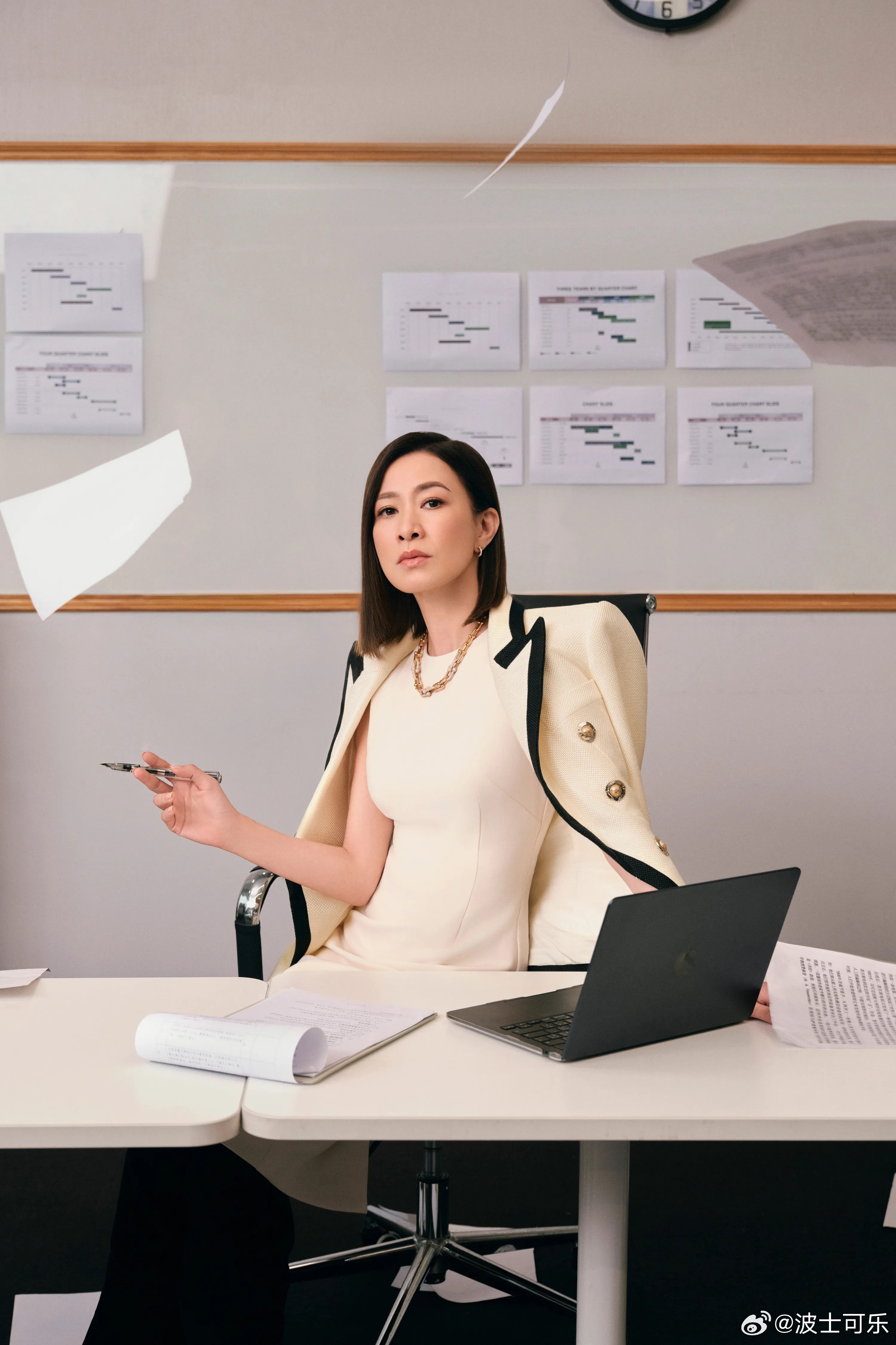 如果佘诗曼一整部剧的片酬大约 100 万港元，折合人民币不到 90 万。这个价格