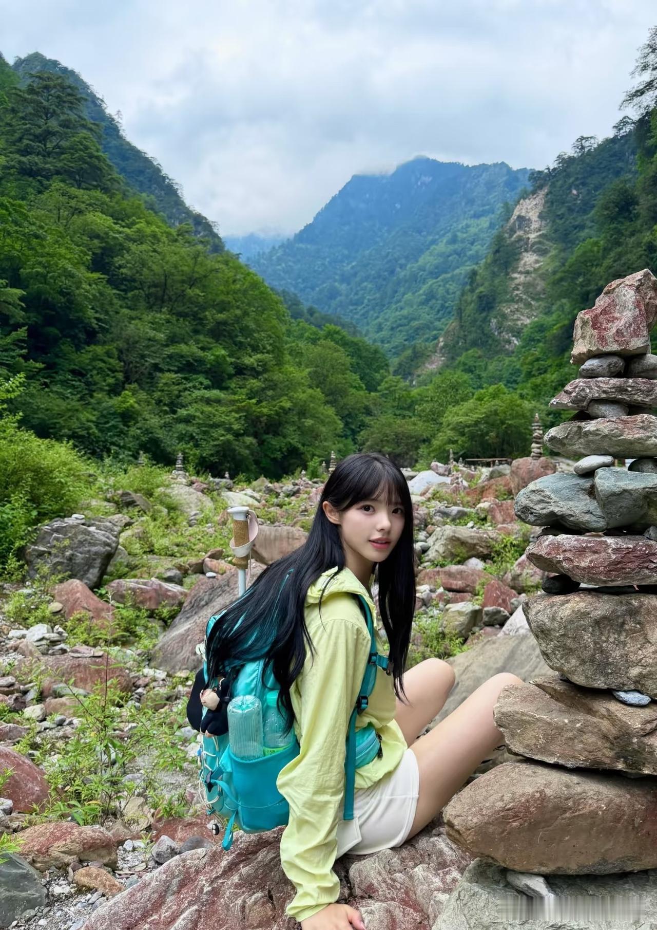山间少女与石堆的静谧时光🍃🏔️