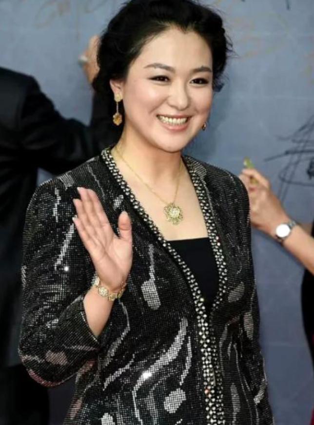 她指着回放画面说：“一个吻不够，我自己掏钱补拍。
”
拍《潜伏》时，沈傲君已经通