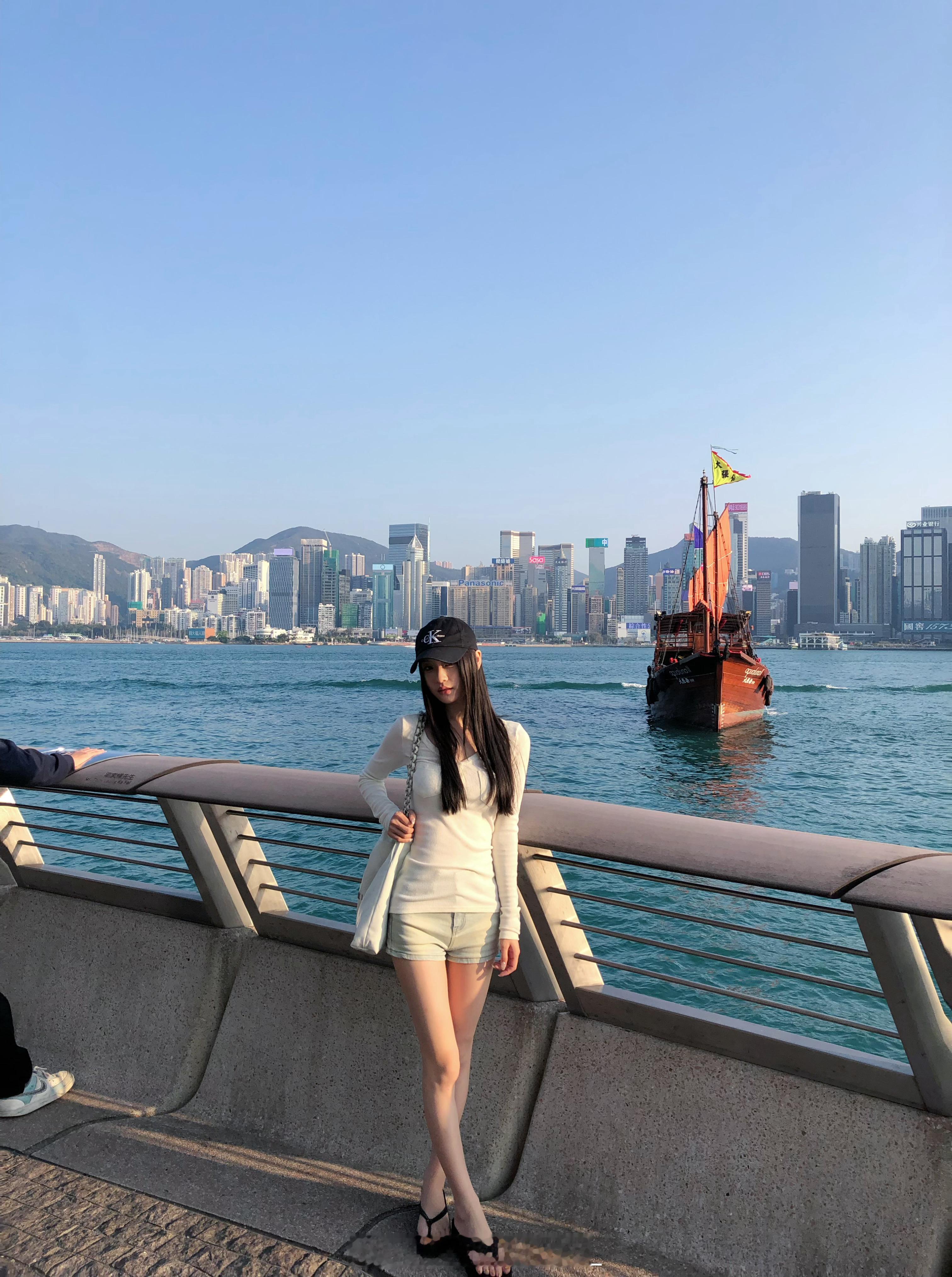 “請往前走，不要在此停留” 香港·维多利亚港