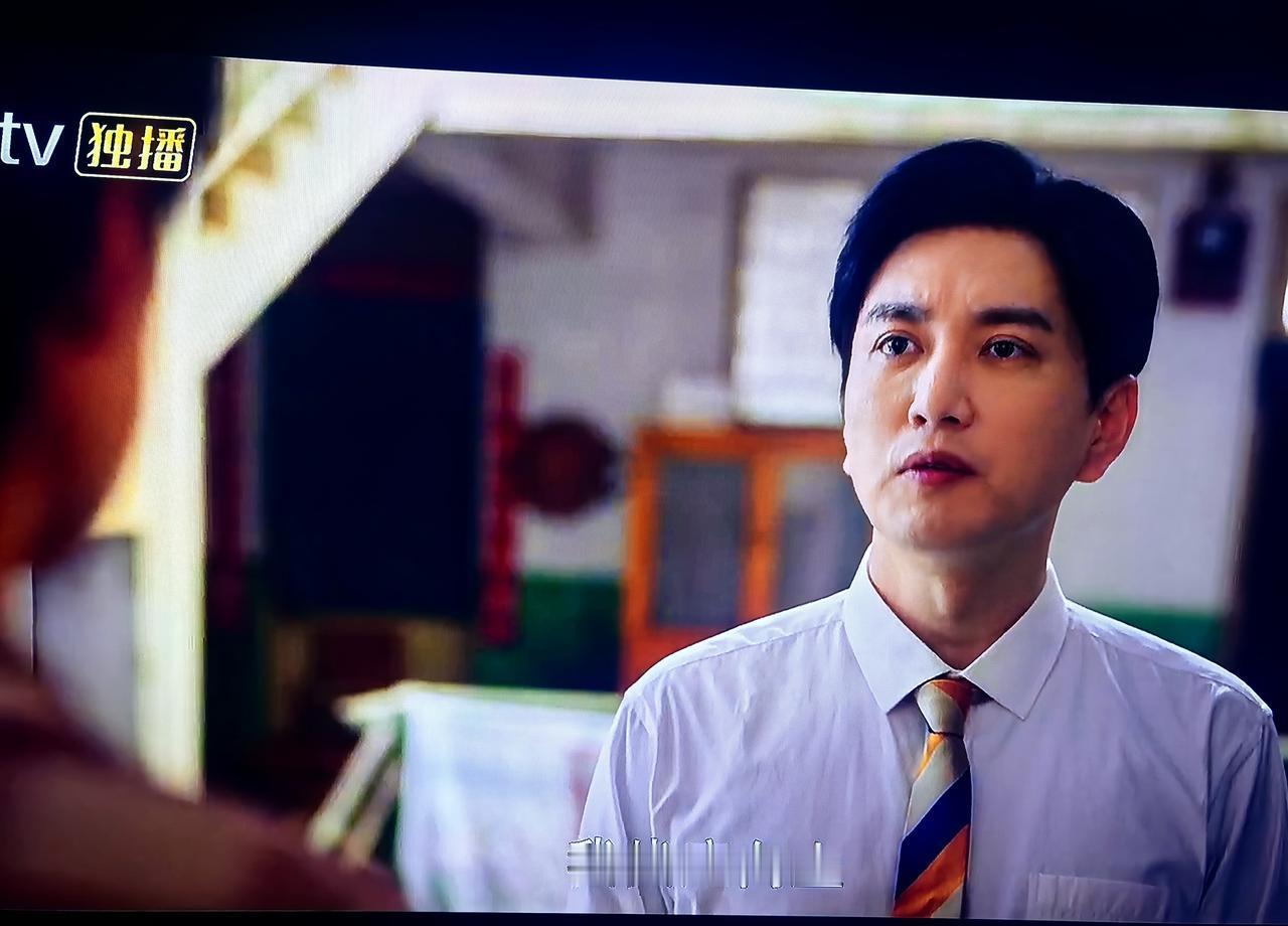 前夫“诈尸”惊现，小曼酒杯碎地，这哪是生日宴，分明是修罗场。
昔日死人登门，一