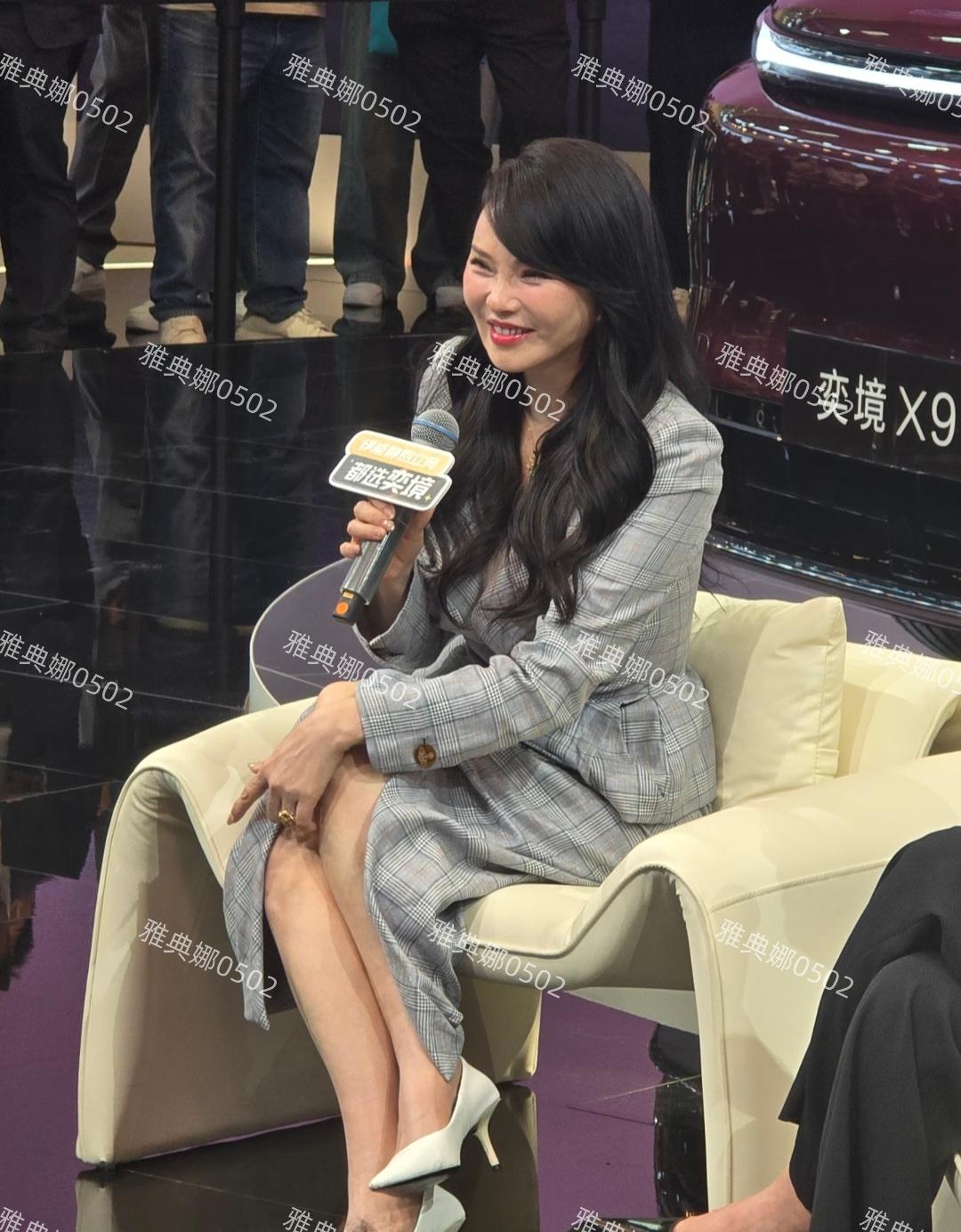 谁能看出这是伊能静？脸好奇怪!
北京车展遇到伊能静了，本人跟综艺里的样子差距很大