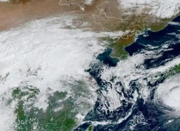 江南连阴雨晾不干衣服，根儿在两股空气拉锯不下。
入夏之后江南朋友最闹心的就是回潮