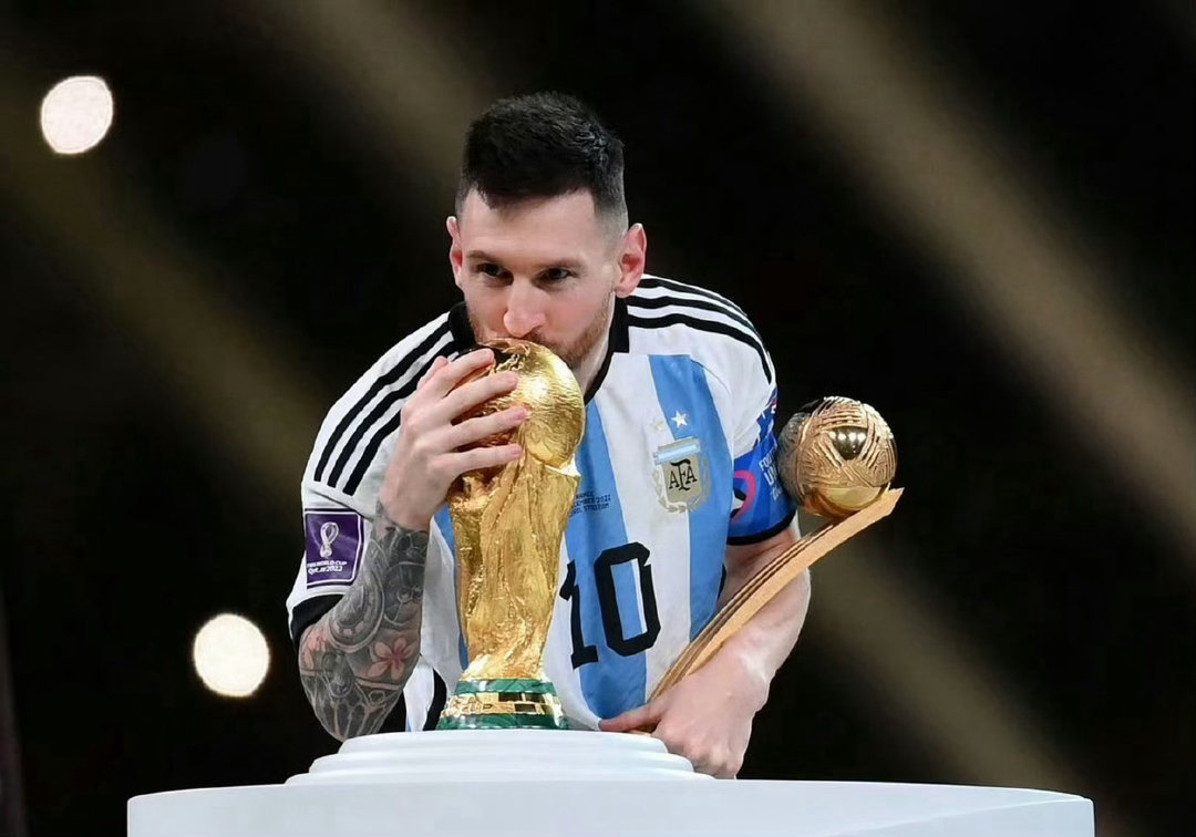 世界杯倒计时仅剩两月，梅西国家队参赛前景成谜，斯卡洛尼全程避谈引全网热议距离新一