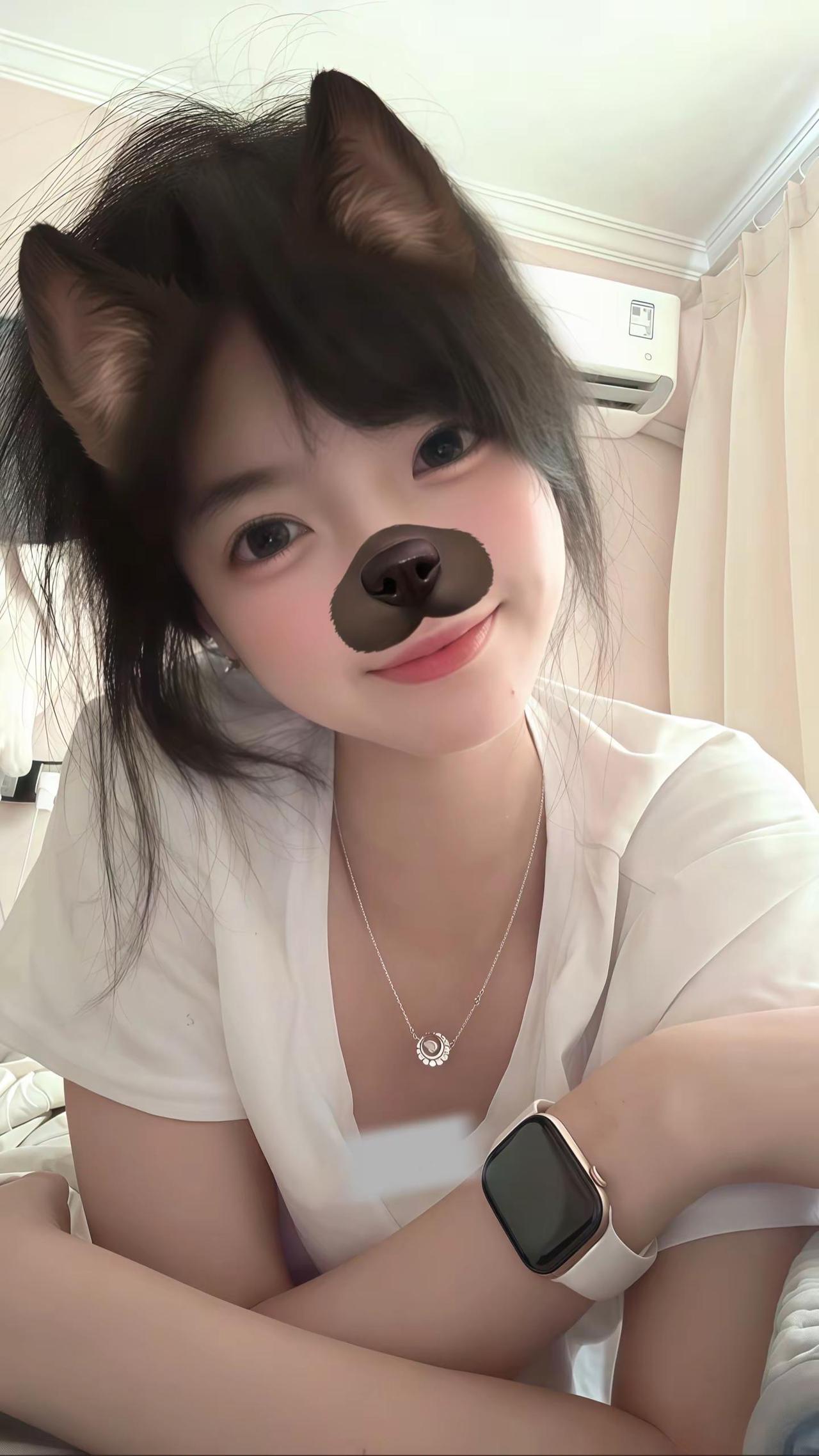 她的笑真的好甜