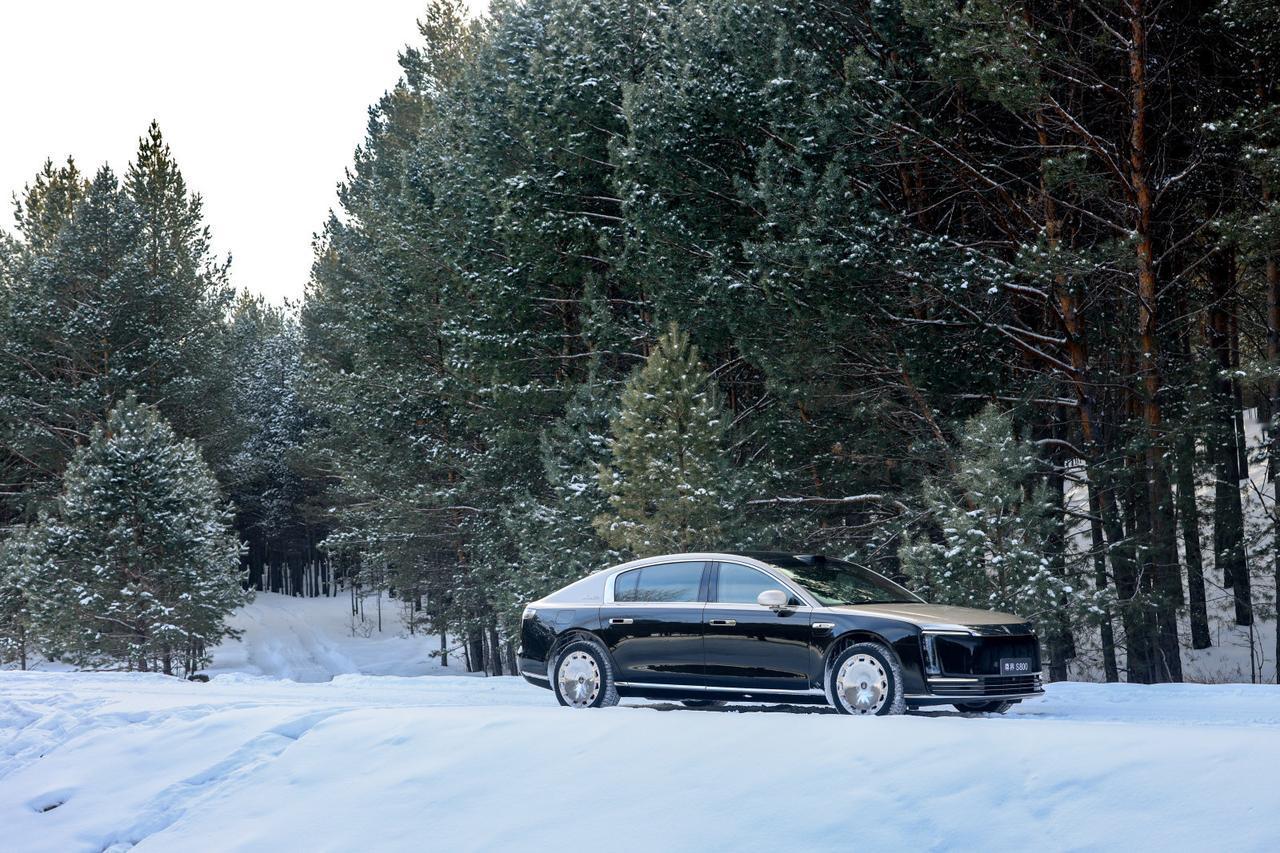 冰雪路面不敢开？尊界S800的防滑黑科技太安心了
北方的冬天，路面结冰就像开盲盒