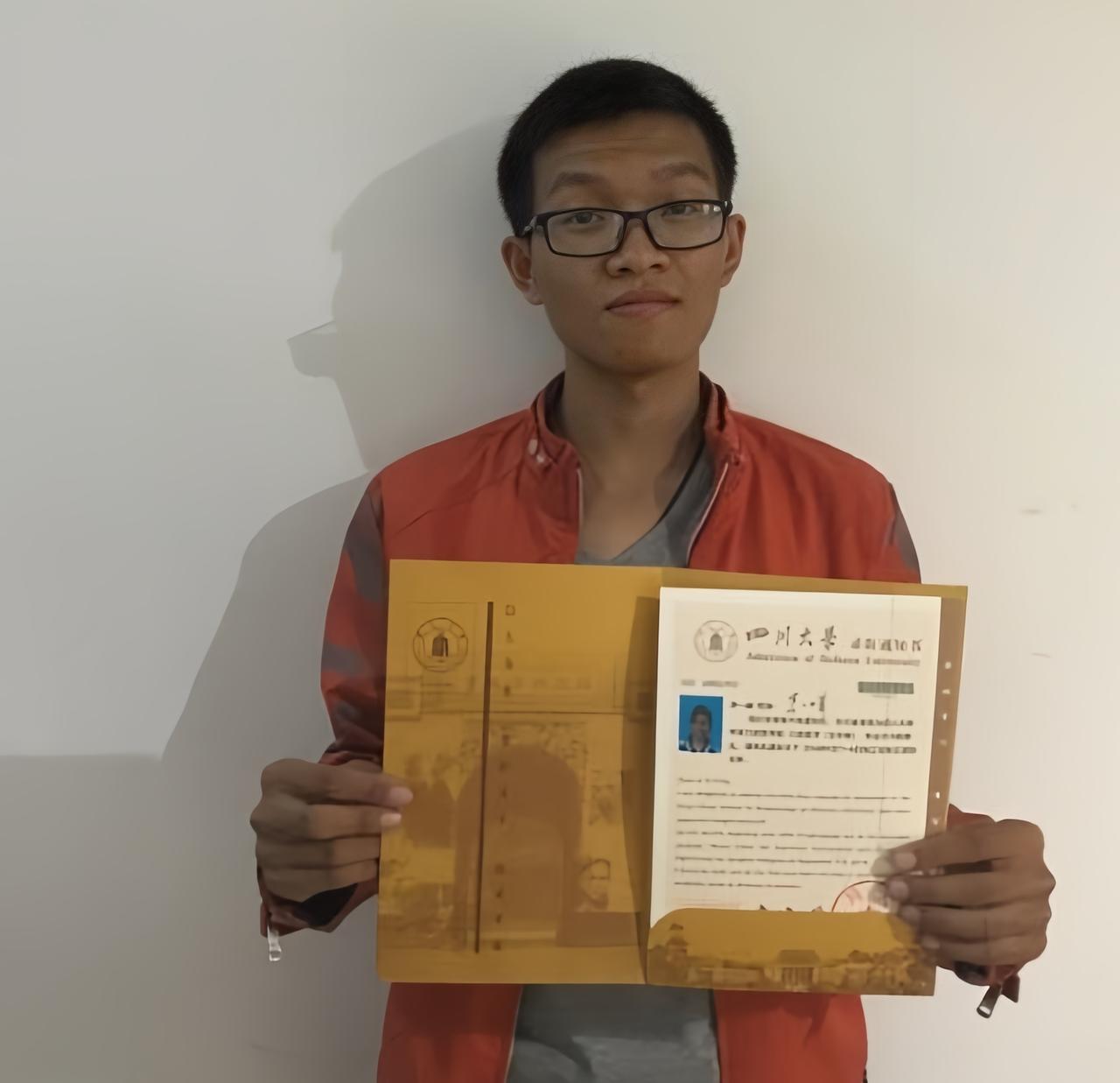 他曾以648分远超一本线被中科大环境科学专业录取，成为全村第一个考上中科大的学生