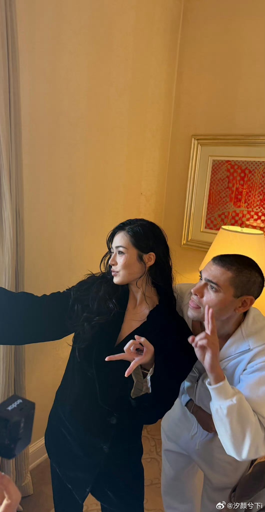 好莱坞知名艺人造型师。坐在全球ck总裁旁边。这个待遇拉满。邝玲玲纽约时装周 [么