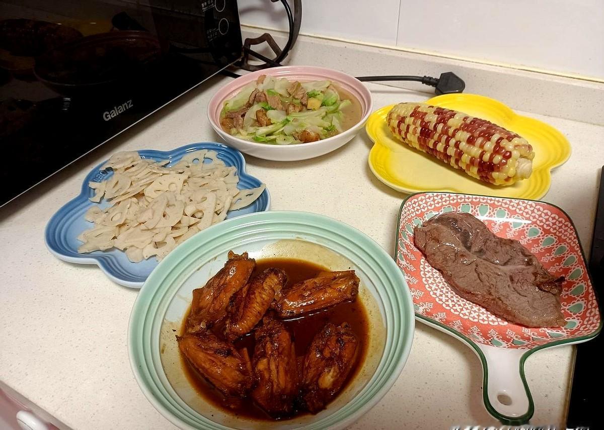 今天下午3点钟去雇主家上班，先生发信息让我去接孩子。
朵朵看见我跑出来，她要我抱