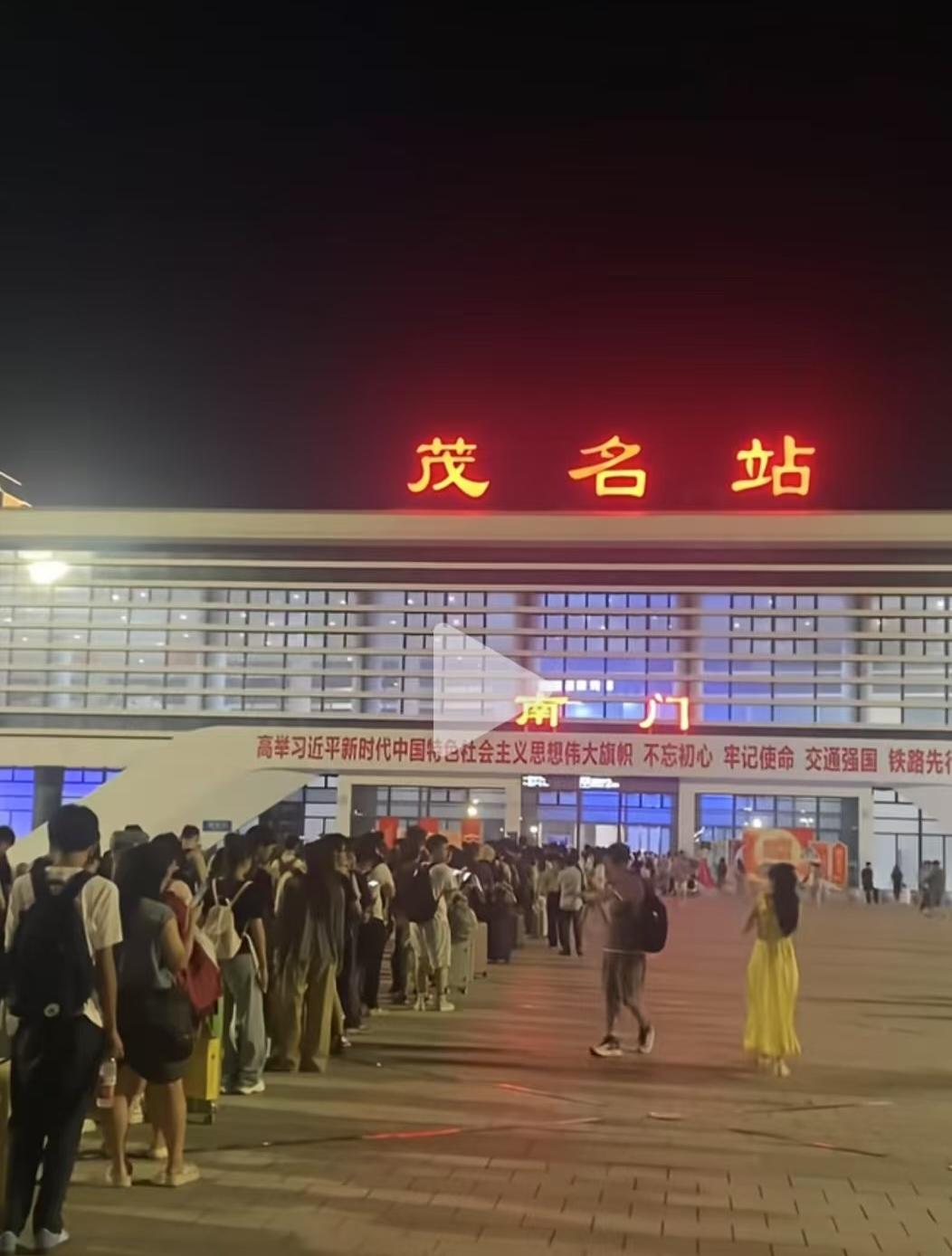 一边喊水鱼号一边买不到票，这就是深湛铁路的现状。其实现在不止深湛铁路贵啦，很多之