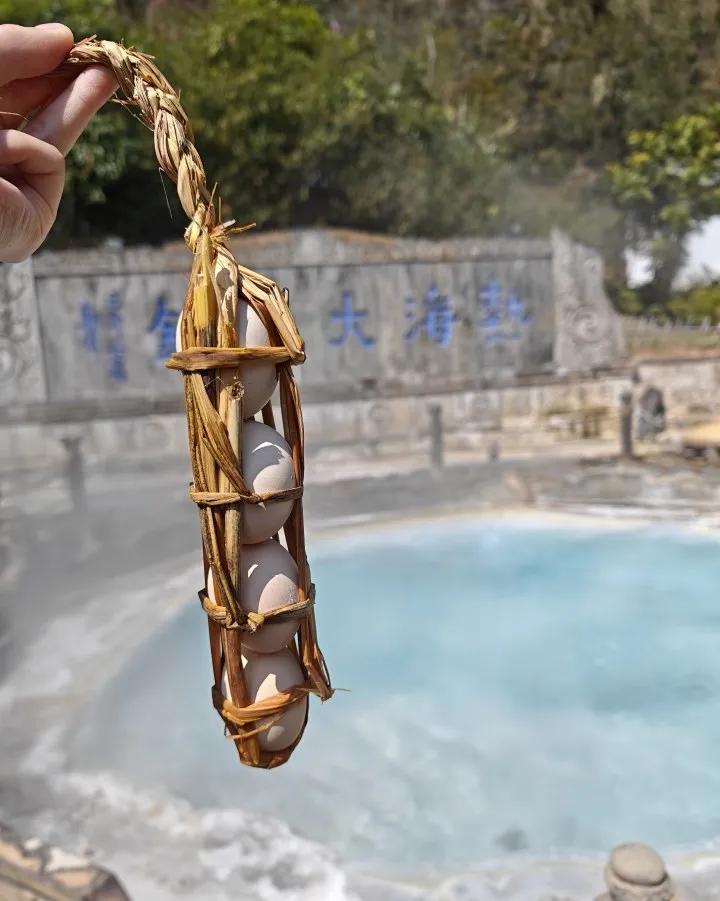 又转场了喔
一挂半生不熟的鸡蛋
​作为半个腾冲人的手信
​不知道够不够面
​云南