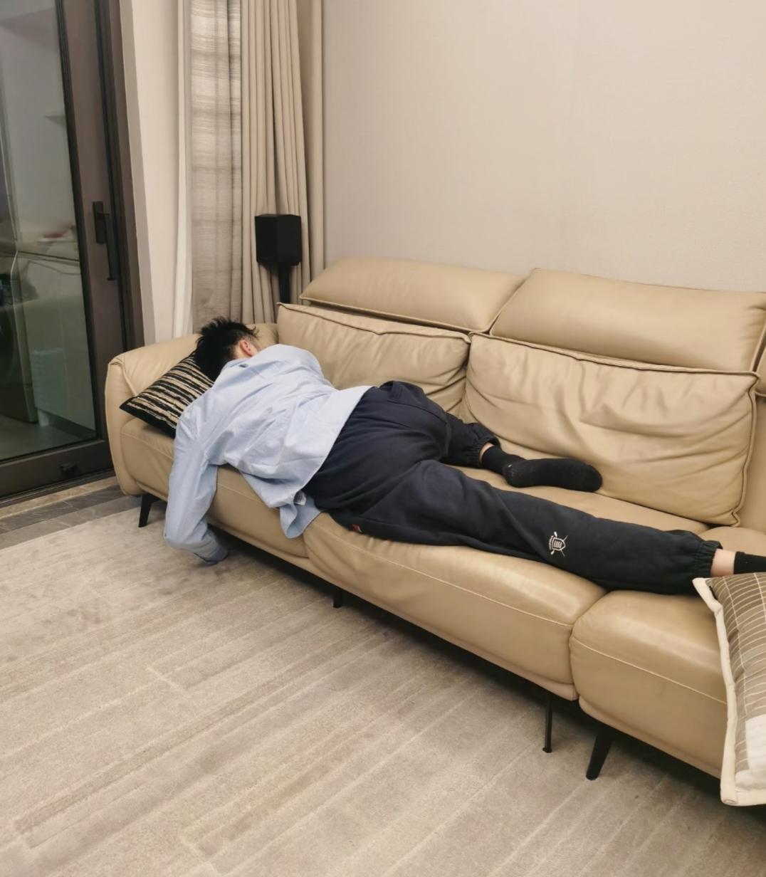 奉劝傻女人们一句话:
千万别心疼男人
你越是心疼他
他越不心疼你
男人的臭毛病都