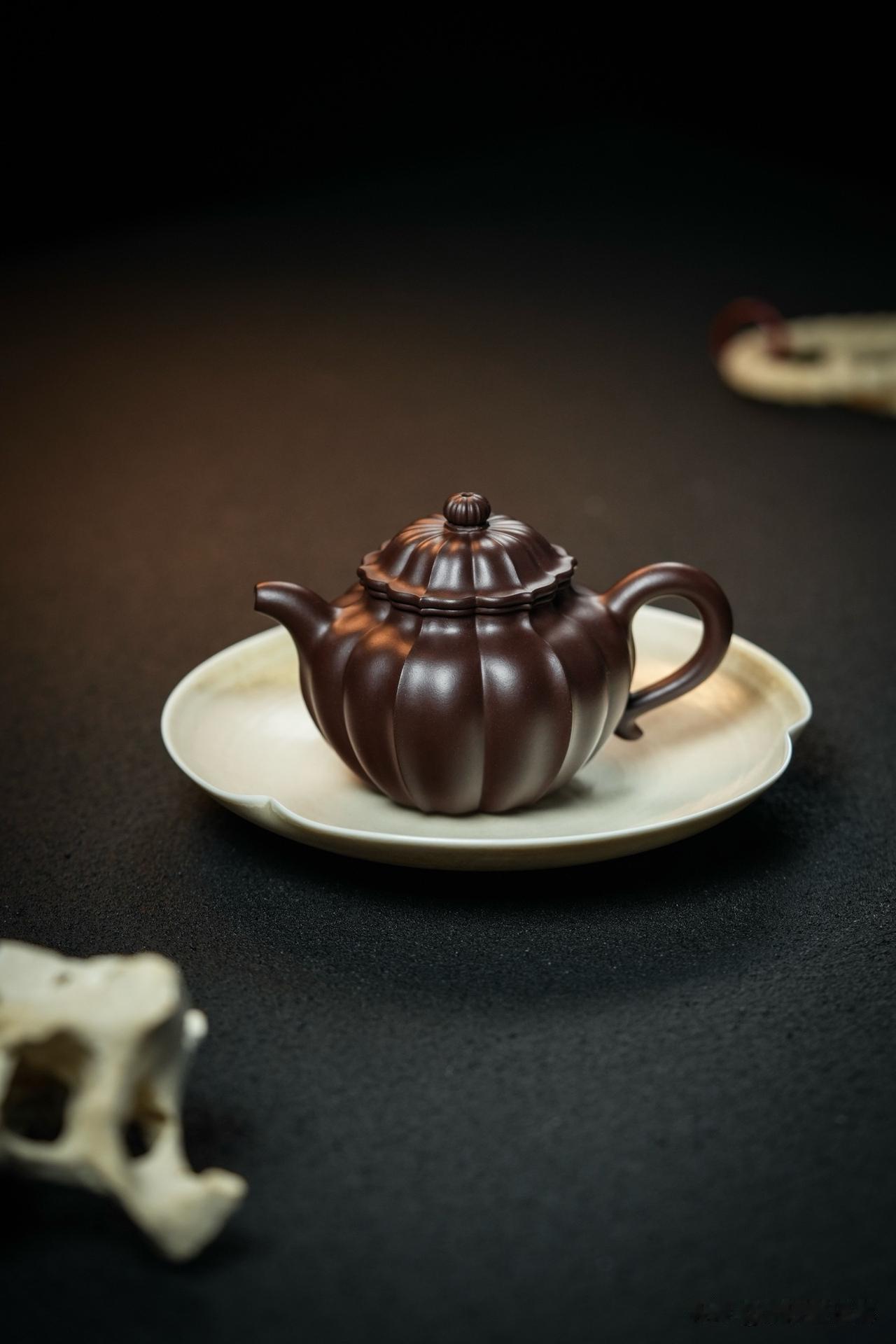 当然，笼统的壶还可以用来温酒，熬药，煮一些特殊实物等等，但就宜兴的紫砂壶来说，它