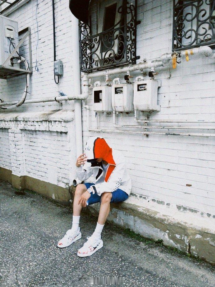 #徐明浩无袖白T松弛感##徐明浩无袖白T录音室自拍# 徐明浩的无袖白T造型，简约