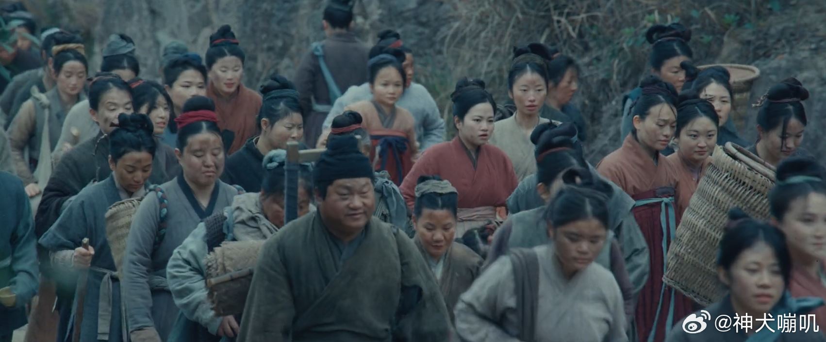 这些灾民看着不像没饭吃的样子啊…… 