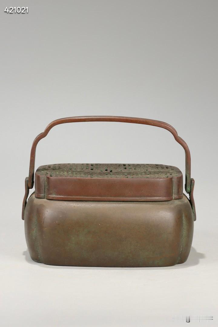 清 陈巧生製手炉

规格：总高11cm，长13cm，宽10.5cm，重1392g