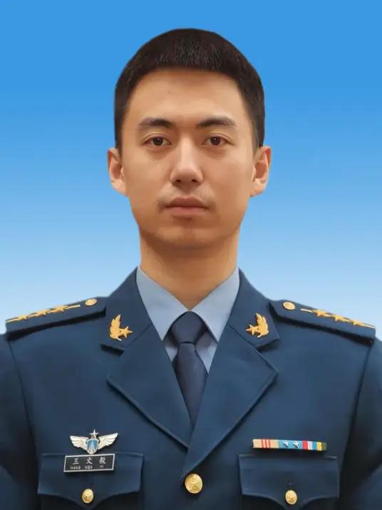 [浮云]原来战机飞行员这么累，歼16飞行员王文毅曾说，一天在空中巡航的时间超过8