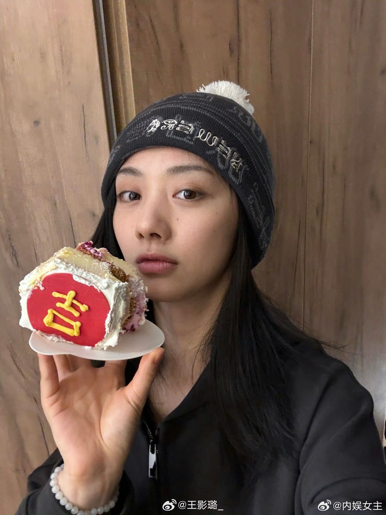 素颜无修的王影璐谁还没被王影璐的素颜皮肤惊艳到？无修图里皮肤状态好到离谱，又透又