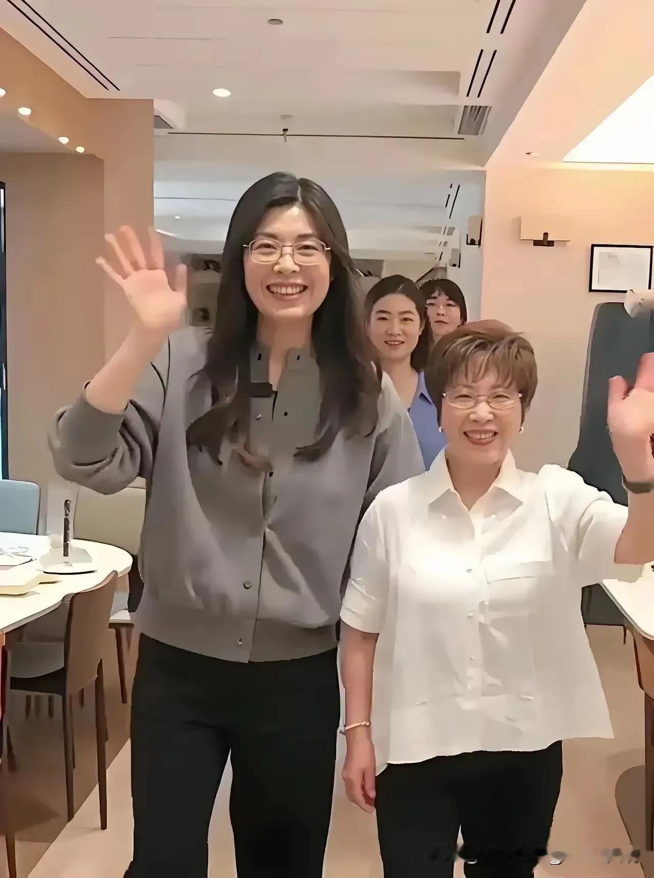 海峡两岸和平“统一女神”！

中国国民党历史上唯二党主席！

洪秀柱女士小巧玲珑