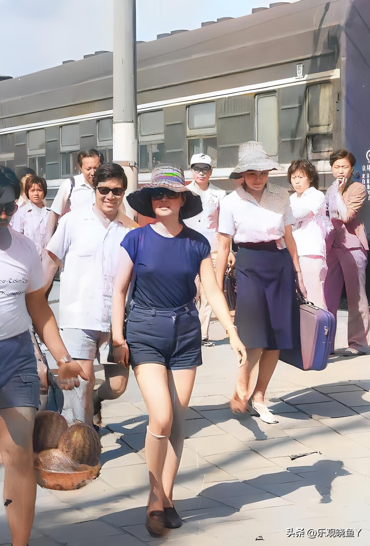 这张照片展现出了大明星刘晓庆上世纪80年代下火车时的场景。此时刘晓庆30多岁，正