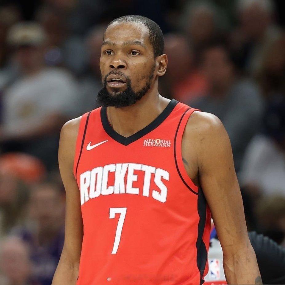 杜兰特将每日观察！乌度卡表示，杜兰特在周四的训练中膝盖“在髌腱上方一个尴尬的位置