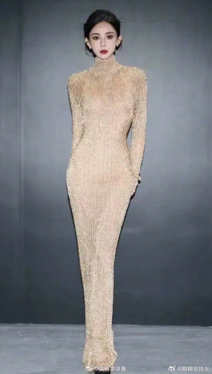 这裙子原来是毛衣裙啊？ 